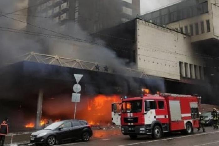 Крупный пожар в Киеве: горит гостиница — СМИ