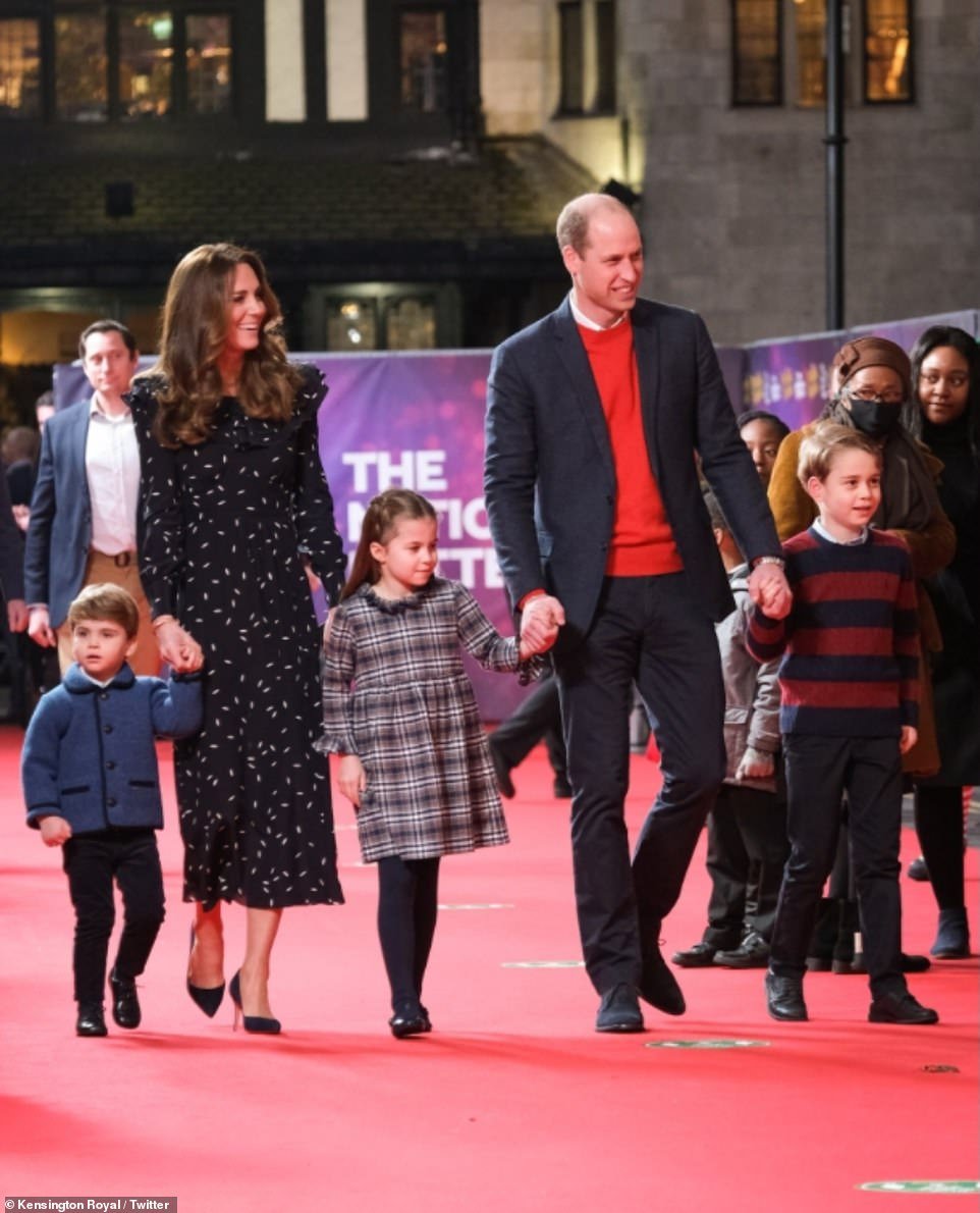 Кейт Миддлтон и принц Уильям появились в театре с тремя детьми
