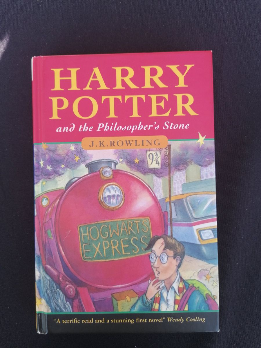Книгу о Гарри Поттере продали за 1,8 млн грн, фото: Hansons Auctioneers