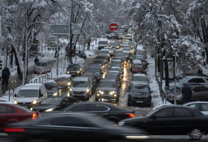 Київ зупинився у заторах, синоптики обіцяють мокрий сніг і туман