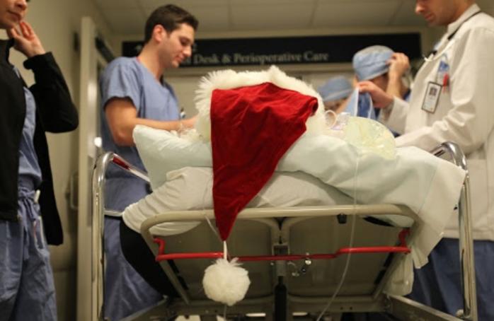 Санта-Клаус в COVID-реанимации напугал детей — скандал с социальным видео в Британии