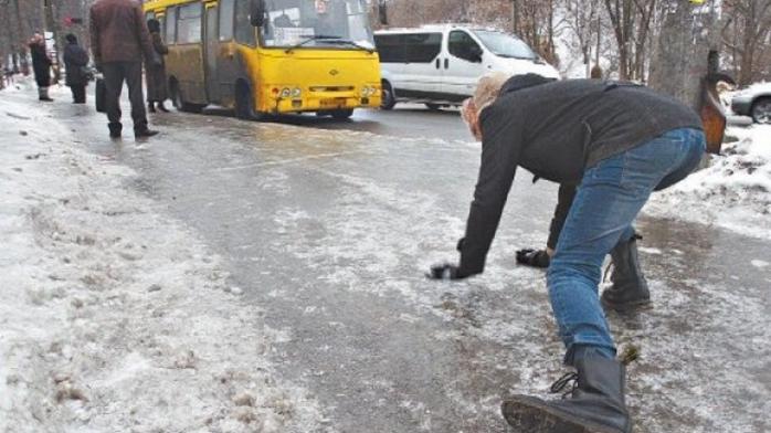 В Киеве из-за гололеда травмировались более 1,3 тыс. человек – фото kyiv.24tv.ua