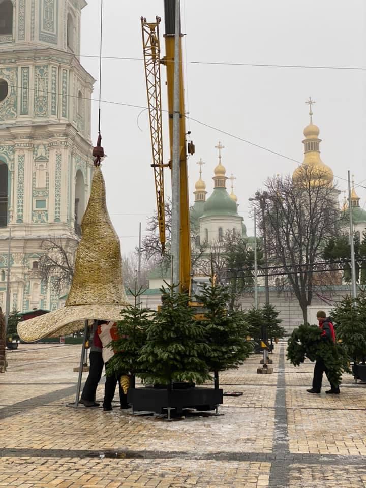 З ялинки в Києві зняли капелюха. Фото: Folk Ukraine та Іван Сидор у Facebook, Ракурс