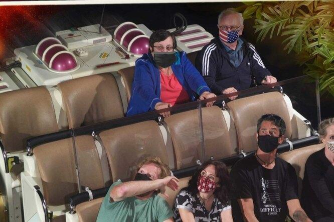 Посетителям Disney начали дорисовывать маски, фото – Walt Disney World