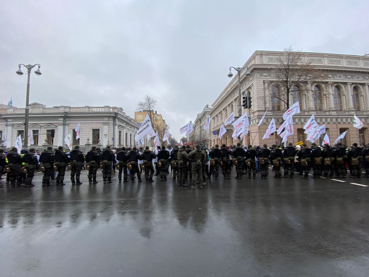 Протесты перекрыли центр Киева, столица замерла в пробках
