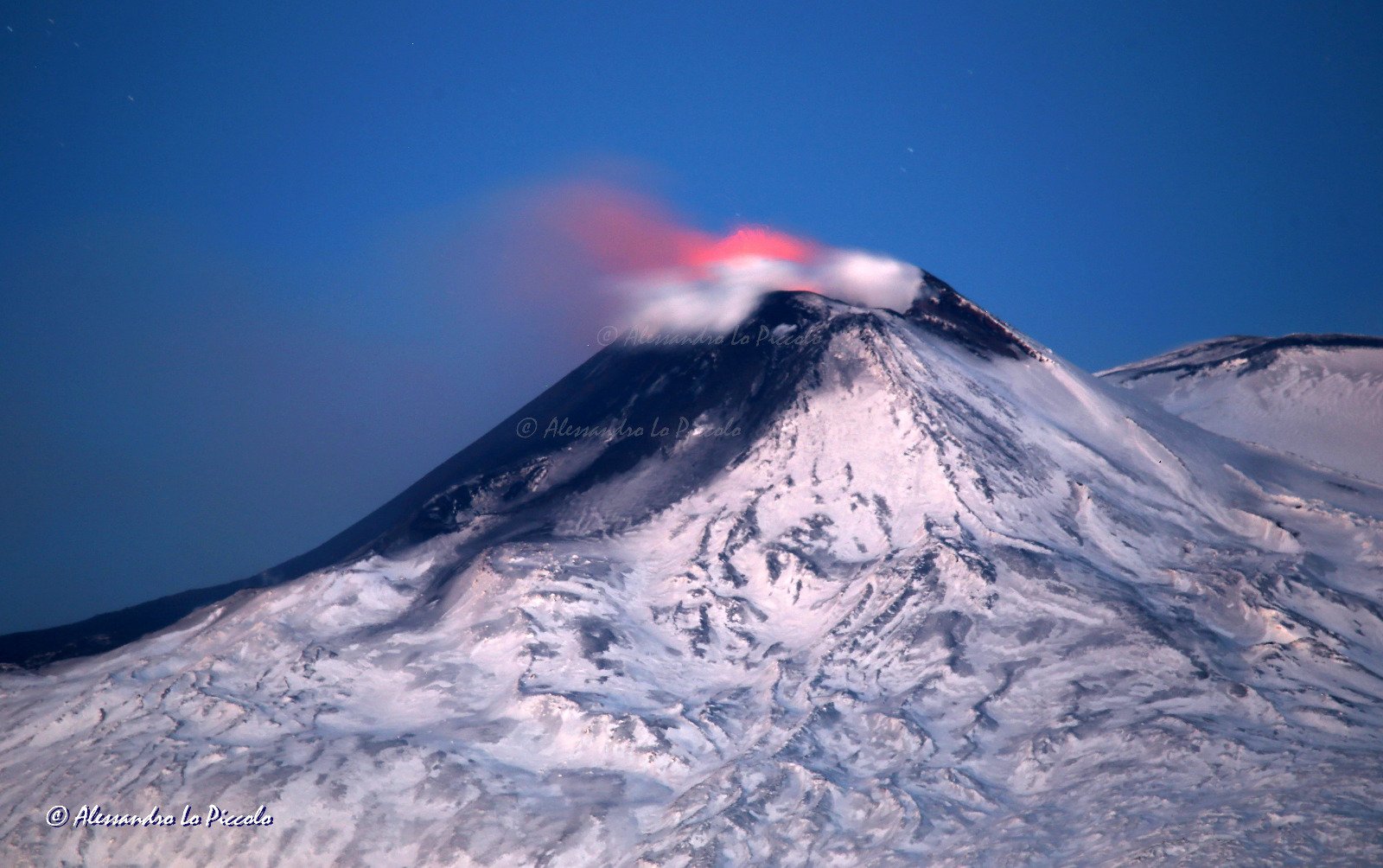 Действующий ли вулкан этна. Вулкан Этна. Этна Сицилия. Вулкан на Сицилии. Извержение вулкана Этна в Италии.