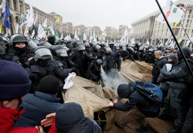 Майже 40 поліцейських постраждали під час акції протестів, фото: Reuters 