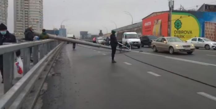 Последствия падения опор на Шулявском путепроводе, фото: «Киев Оперативный»