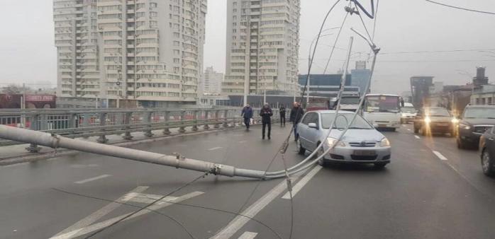 Падение сразу трех столбов на Шулявском мосту в Киеве попало на видео