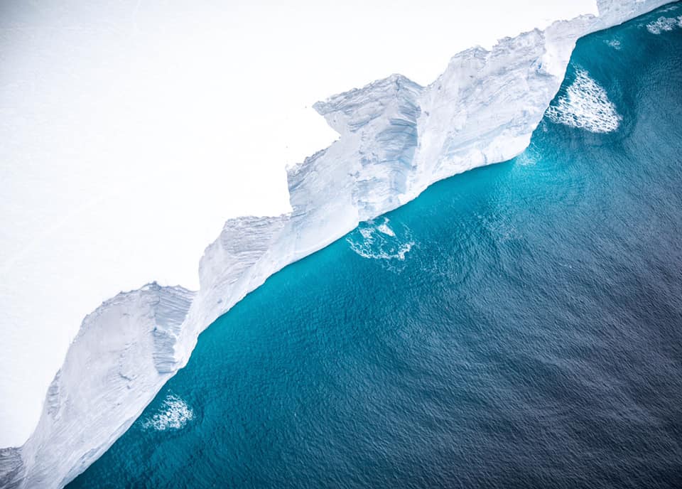 Фото дрейфующего гигантского айсберга. Фото: BFSAI