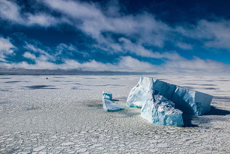 «Плавание между льдом и айсбергами в море Беллинсгаузена, Антарктика». Фото: Gonzalo Bertolotto