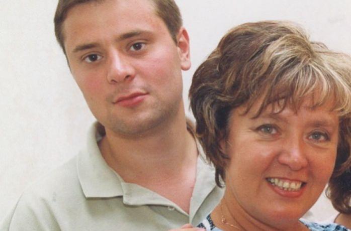 Юрій Вітренко зі своєю матір'ю Наталею, фото — Вікіпедія