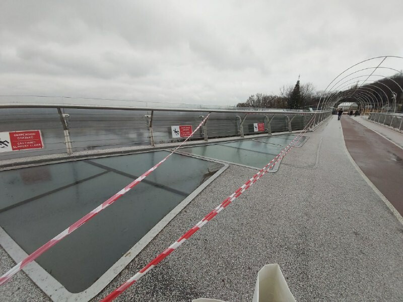 На мосту Кличко снова повреждено стекло. Фото: «Сегодня»