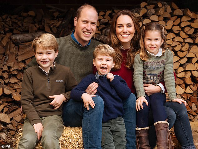 Принц Вільям разом з дружиною Кейт Міддлтон та трьома дітьми
