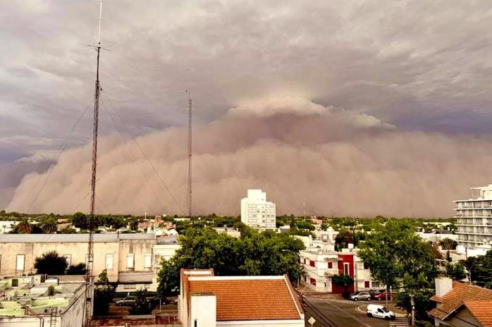 Гигантская песчаная буря обрушилась на Аргентину — фото и видео стихии