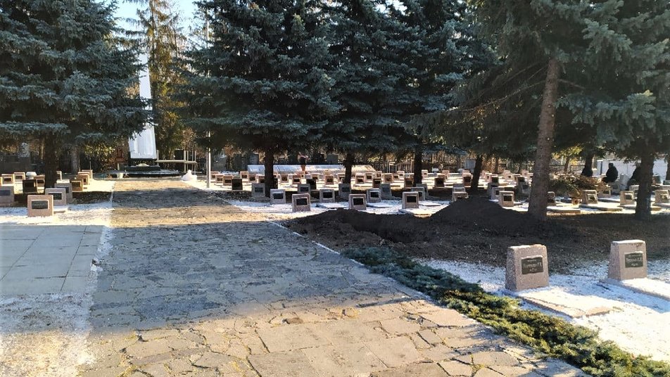 Кернеса поховають навпроти Кушнарьова, фото — Суспільне 