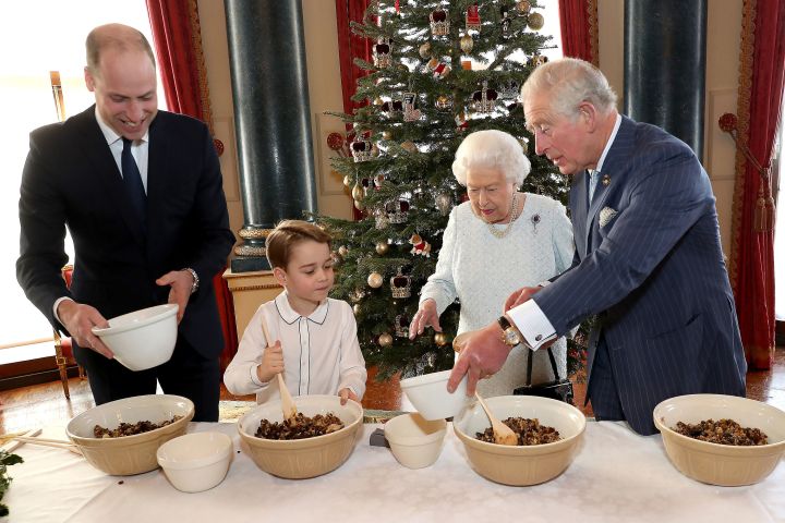 Королевская семья  готовила рождественский пудинг в 2019 году. Фото: ET Canada
