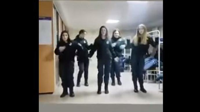 В МВД узнали курсанток, танцевавших под шансон «Воровайок», скриншот відео