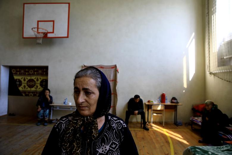 Азербайджан. Эвакуированная женщина спортзале школы во время конфликта в Нагорном Карабахе / октябрь 2020 / Reuters
