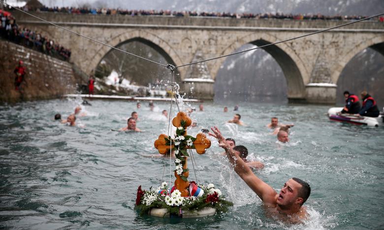 Босния и Герцеговина. Мужчина плывет к кресту на Крещение / январь 2020 / Reuters