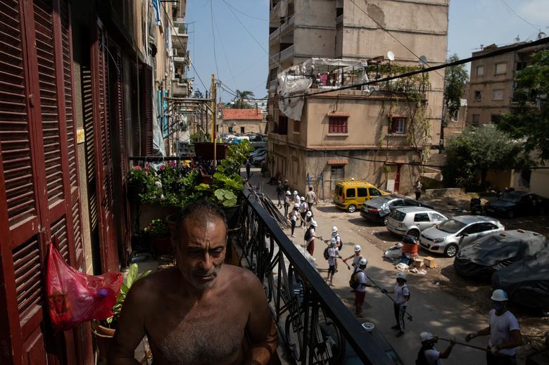 Ливан. Абдул Батрун сидит на балконе своего дома, который был поврежден мощным взрывом в порту Бейрута / август 2020 / Reuters