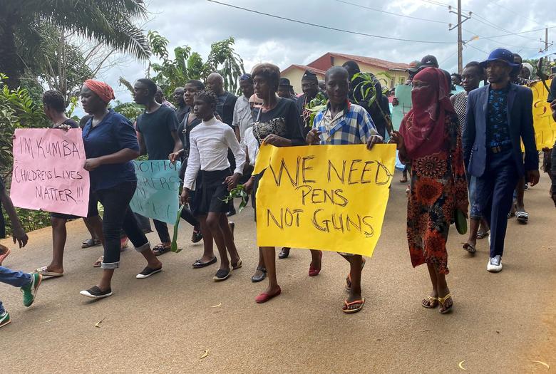 Камерун. Дети вместе с родителями и учителями вышли на протест с плакатами "Нам нужны ручки, а не пистолеты" после того, как стрелок открыл огонь в школе и убил семь детей / октябрь 2020 / Reuters