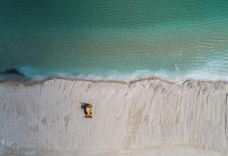 Хорватия. Бульдозер равняет песок на пустом пляже популярного курортного региона во время пандемии коронавируса / май 2020 / Reuters