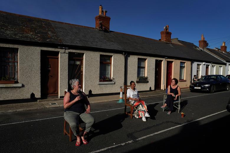 Ирландия. Соседи вышли поговорить, соблюдая дистанцию во время пандемии коронавируса / апрель 2020 / Reuters