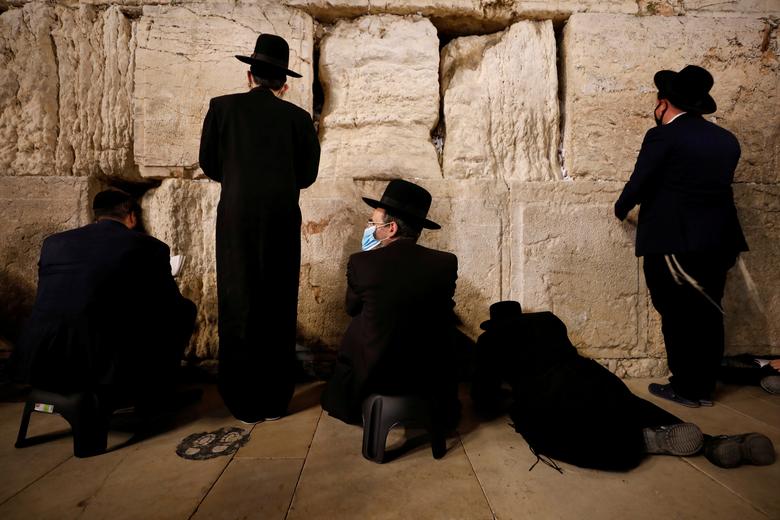 Израиль. Евреи молятся на Тишина бе-ав - национальный день траура и поста в евреев в память о разрушении Первого и Второго храмов в Иерусалиме / июль 2020 / Reuters