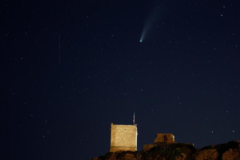 Мальта. Комета C/2020 или Neowise и метеор видно за башней 17 века Хайн Туффина / июль 2020 / Reuters