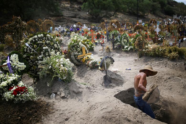 Мексика. Працівник кладовища копає нові могили на цвинтарі біля Мехіко під час пандемії коронавірусу / червень 2020 року / Reuters