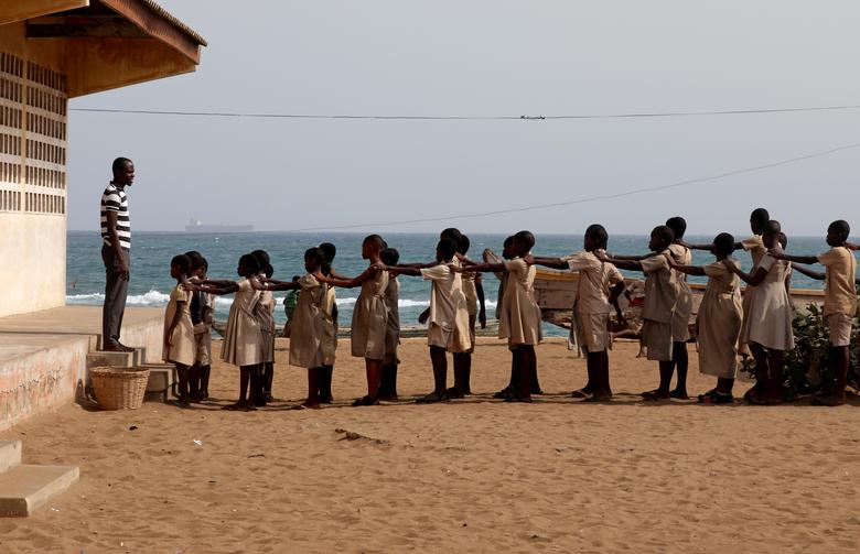 Республика Того. Ученики выстроились перед учителем на школьном дворе, поскольку школа была уничтожена в результате сильных штормов / февраль 2020 / Reuters