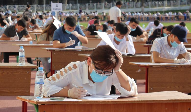 Узбекистан. Выпускники школ в защитных масках и перчатках сдают экзамены для поступления в университеты во время пандемии коронавируса / сентябрь 2020 / Reuters