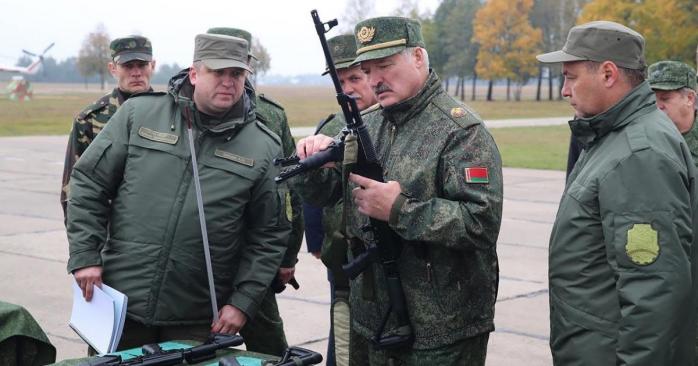 Александр Лукашенко (в центре), фото: «Редиска»