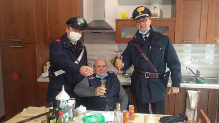 Пенсионер встретил Рождество с полицейскими. Фото: Іlresto Del Carlino