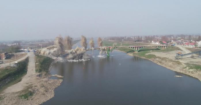 В Китае взорвали мост длиной 250 метров, фото: rednet.cn