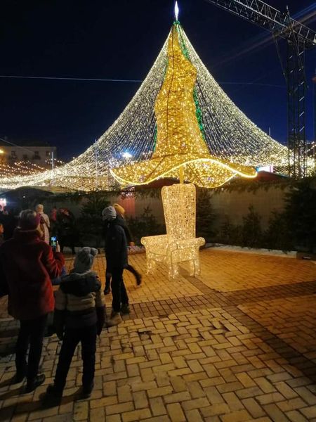 Шляпу вернули к новогодней елке в Киеве, фото — Д.Попова