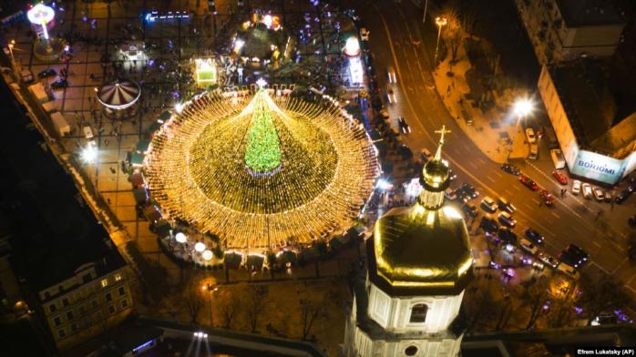Шляпу вернули новогодней елке в Киеве (ФОТО)