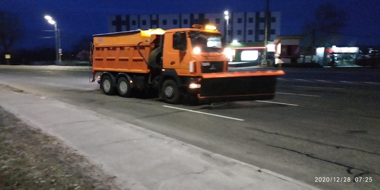 Слизькі дороги і вітер — синоптики попередили водіїв