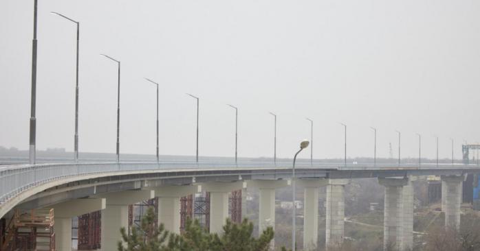 В Запорожье местный житель розворововал Балковый мост, фото: Офис президента