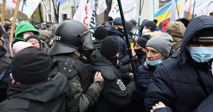 У Києві протестувальники штурмували Мінрегіон. Фото: РБК-Україна