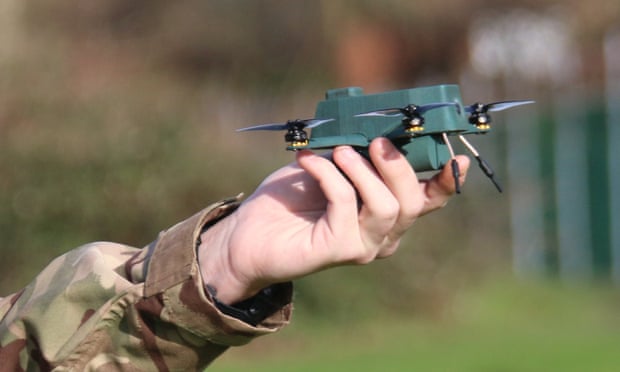 Британські військові придбали крихітних дронів-шпигунів. Фото: The Guardian