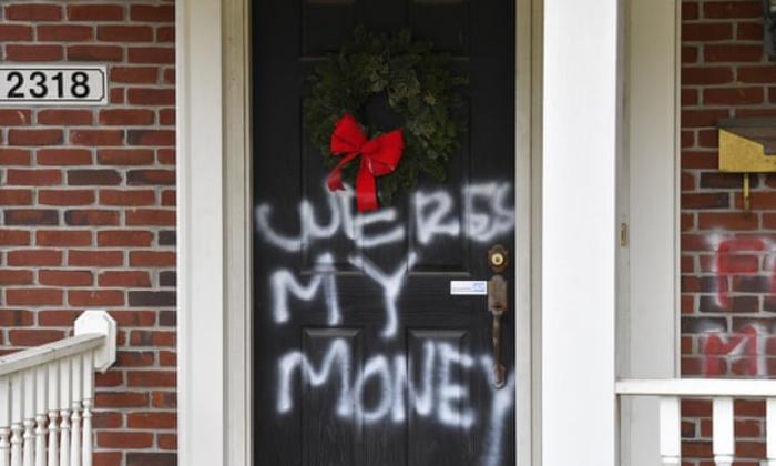 Графіті на дверях будинку Макконелла, фото: Timothy D Easley/AP
