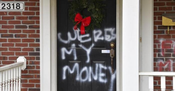Граффити на дверях дома Макконелла, фото: Timothy D Easley/AP