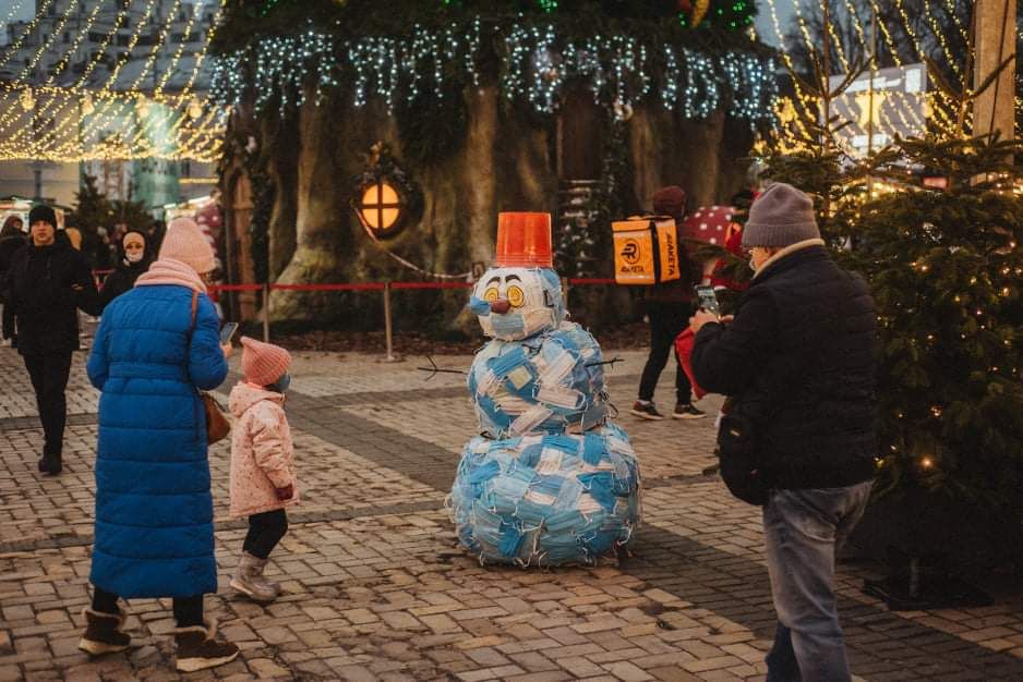 "Коронавирусный" снеговик. Фото: Вечерний Киев