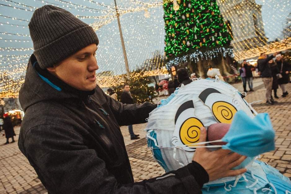 "Коронавірусний" сніговик. Фото: Вечірній Київ