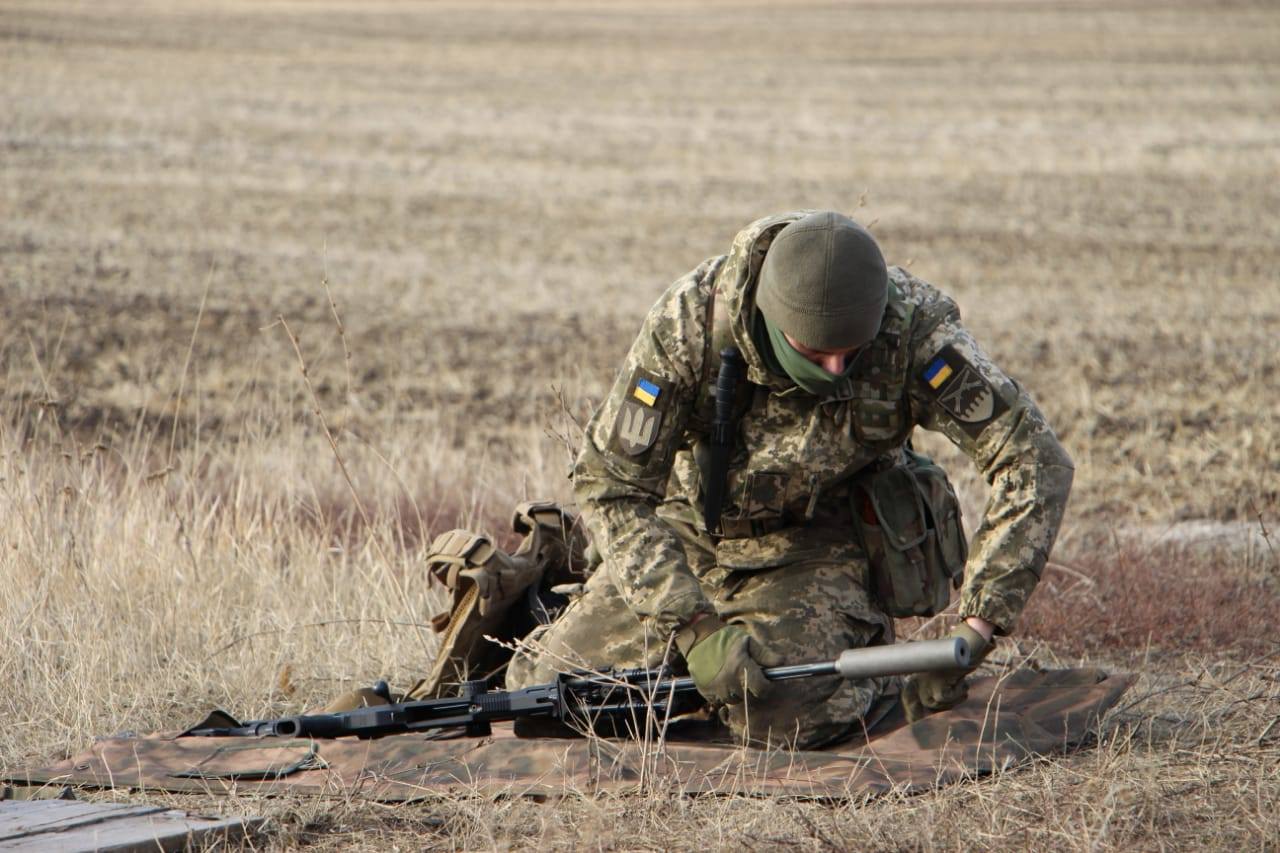 Снайпери на Донбасі потренувалися вражати ціль з 1,2 км, фото — Міноборони