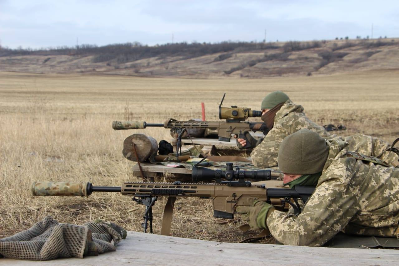 Снайперы на Донбассе потренировались поражать цель на расстоянии 1,2 км, фото — Минобороны