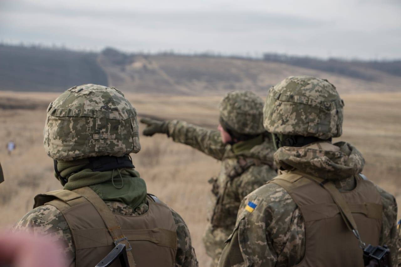 Снайперы на Донбассе потренировались поражать цель на расстоянии 1,2 км, фото — Минобороны