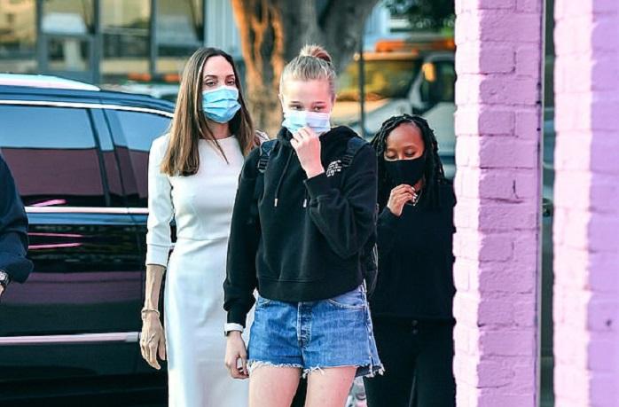 Анджеліну Джолі з доньками у масках помітили в Лос-Анджелесі 